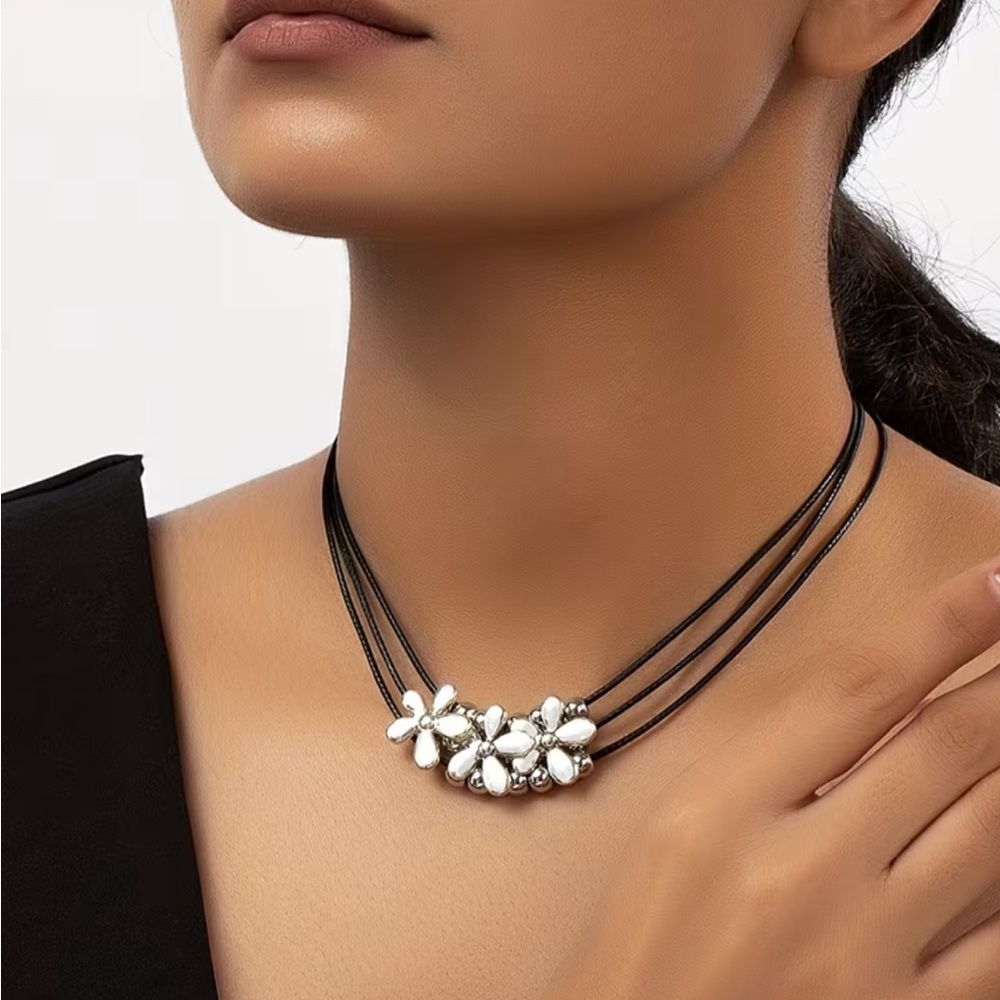 ❗️FIRM PRICE❗️ Bohemian 3 Flower Vintage Style Cord Necklace